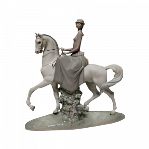 Figura de mujer a caballo de Lladró